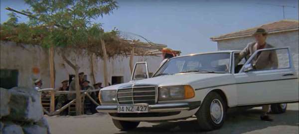 Kemal Sunal'ın filmlerinde de kullandığı Mercedes arabayı satışa çıkardı