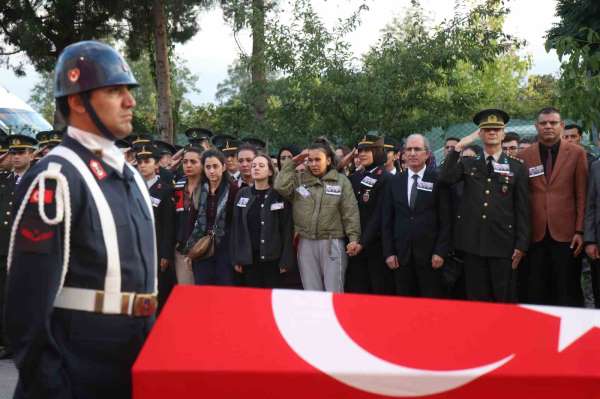 Feci kazada şehit olan jandarma personelleri gözyaşlarıyla memleketlerine uğurlandı