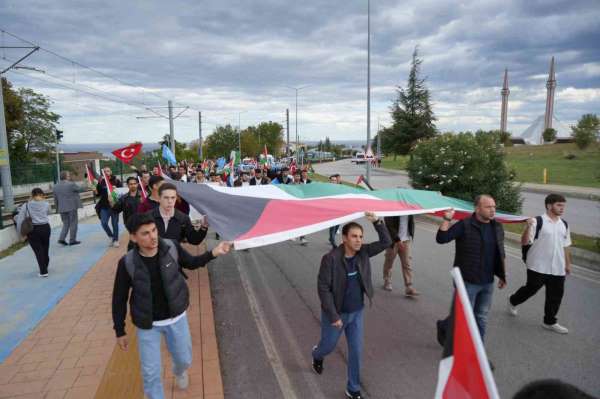 Üniversite öğrencileri Filistin için yürüdü: 'Gerçek güç, vicdanda ve bilimde saklıdır'