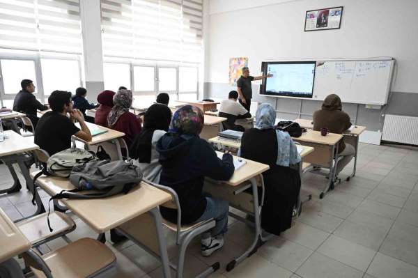 Kernek Külliyesi'nde 200 öğrenci üniversiteye hazırlanıyor