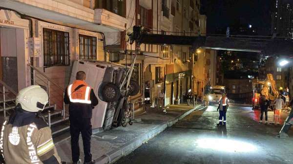 Şişli'de pazarcının panelvanı tezgahlara çarparak apartman boşluğuna düştü