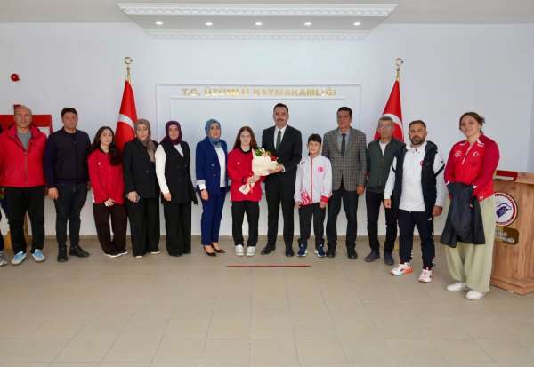 Üzümlü'de başarılı güreşçiler kaymakamlıkta ağırlandı
