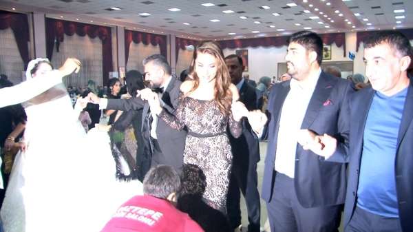 Sanatçı Ebru Yaşar kayınbiraderinin düğününde halay çekti 