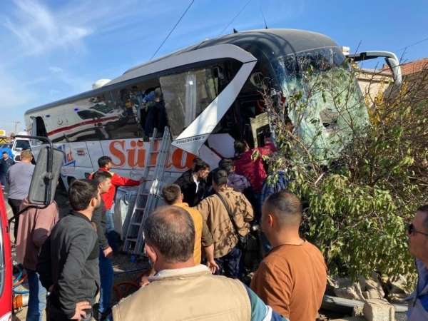 Kayseri'de yolcu otobüsü ile kamyonetin çarpıştığı kazada ölü sayısı 2'ye yükseldi