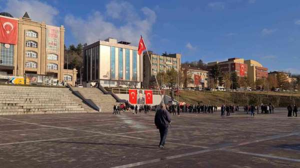 Şehit torunu fırça sapına taktığı Türk Bayrağı ile İYİ Partili Türkkan'ı protesto etti