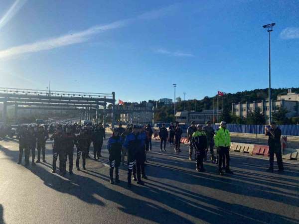 Polis ekiplerinden 15 Temmuz Şehitler Köprüsü'nde Atatürk'e saygı duruşu