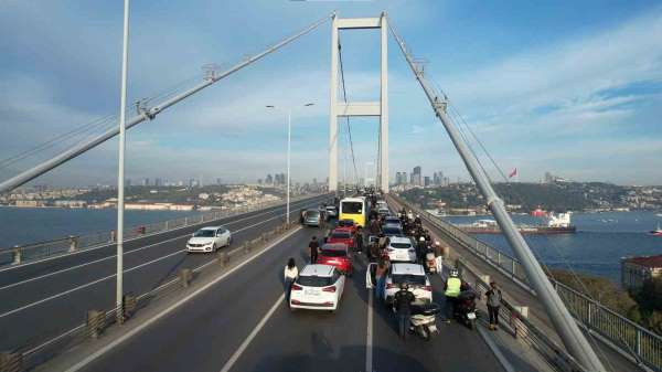 15 Temmuz Şehitler Köprüsü'nde 09.05'te vatandaşlar araçlarından inerek saygı duruşunda bulundu