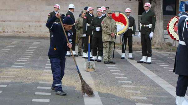Buğdaylar ayak altında kalmasın diye zamanla yarışıp tören alanını temizledi: 'Buğday nimettir, ekmektir'
