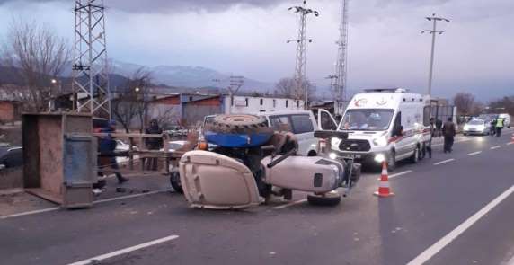 Tarım işçilerini taşıyan traktör kaza yaptı: 14 yaralı