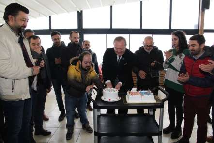 Gazetecilerden Şahiner'e sürpriz doğum günü kutlaması