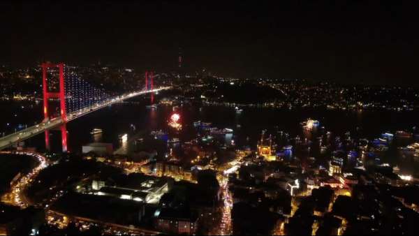 15 Temmuz Şehitler Köprüsü'nde yılbaşı coşkusu havadan görüntülendi - İstanbul haber