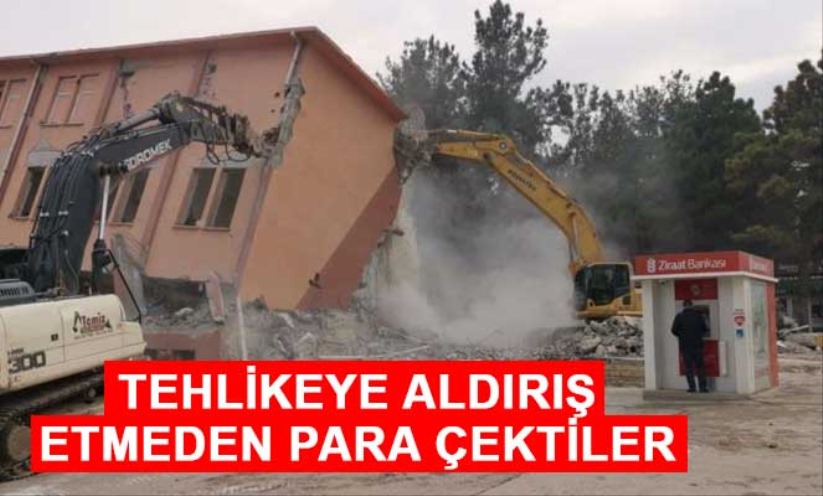 Bina yıkılırken tehlikeye aldırış etmeden para çektiler - Tokat haber