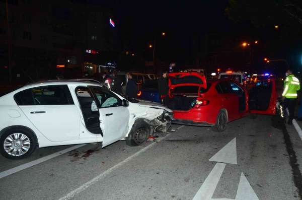 Antalya'da 5 aracın karıştığı zincirleme kaza: 2 yaralı - Antalya haber