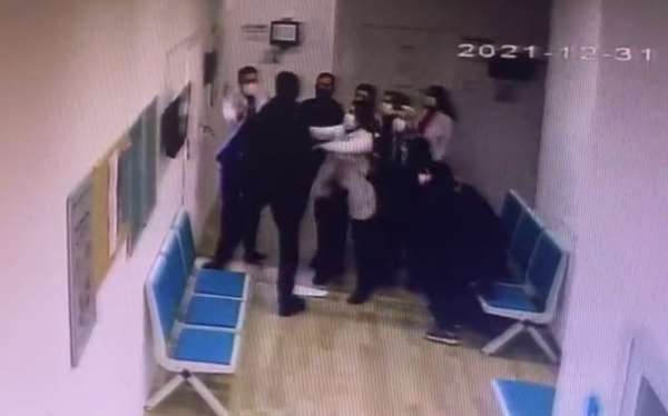 Avcılar'da Aile Sağlığı Merkezi'nde doktora yumruklu saldırı kamerada - İstanbul haber