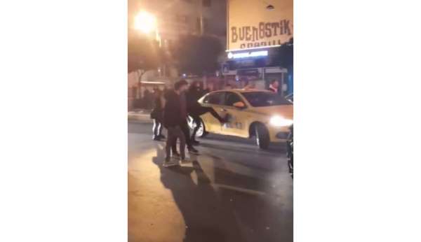 Karaköy'de yılbaşı gecesi taksiciye tekmeli saldırı kamerada - İstanbul haber
