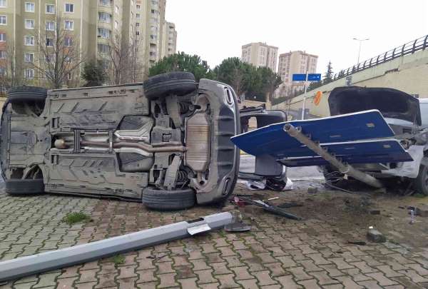 Küçükçekmece'de kavşakta kontrolsüz sürücüler kaza yaptı: 2 yaralı - İstanbul haber
