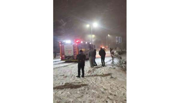 Samsun'da karlı yokuşta cip alev aldı