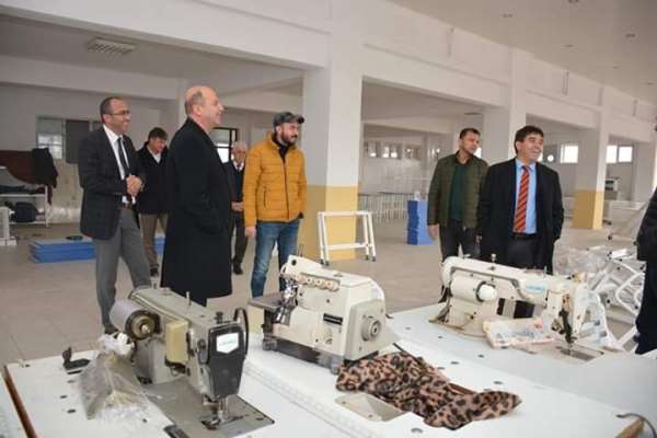 Kaymakam Kaya ve Başkan Bozkurt tekstil atölyesinde devam eden çalışmaları incel