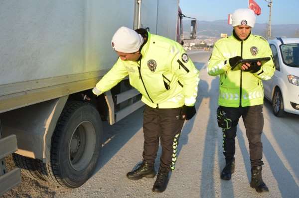 Niksar'da trafik ekipleri kış lastiği uygulaması yaptı 