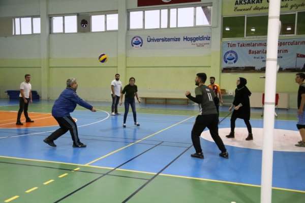 Rektör Şahin, öğrencilerle voleybol maçı yaptı 
