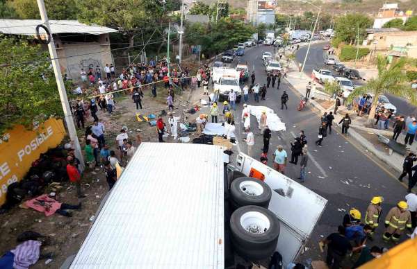 Meksika'da göçmenleri taşıyan kamyon kaza yaptı: 54 ölü, 115 yaralı