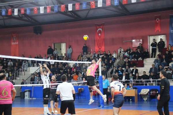 Çal'da düzenlenen voleybol turnuvasında final maçları heyecanı zirveye taşıdı