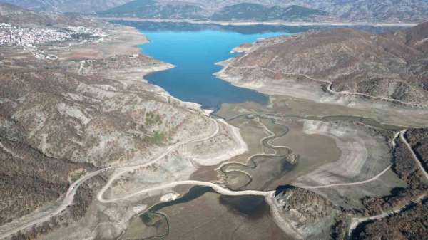 Sadece baraj suları çekilince kullanılan yol kalıcı hale getiriliyor