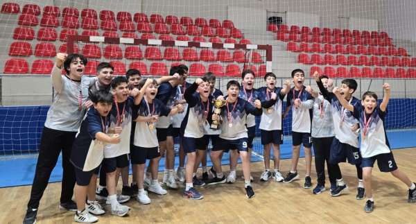 Talas 75. Yıl Mühibe Germirli Ortaokulu'ndan çifte şampiyonluk