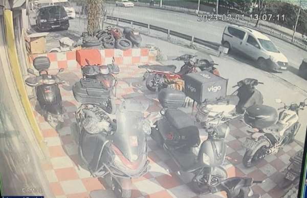 İstanbul'da feci kaza kamerada: 2 araba ve 1 motosiklet pert oldu