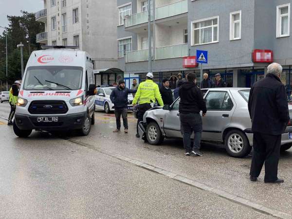 Sinop'ta trafik kazasında 1'i çocuk 3 kişi yaralandı