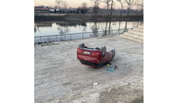 Edirne'de takla atan otomobil az kalsın Tunca Nehri'ne uçuyordu