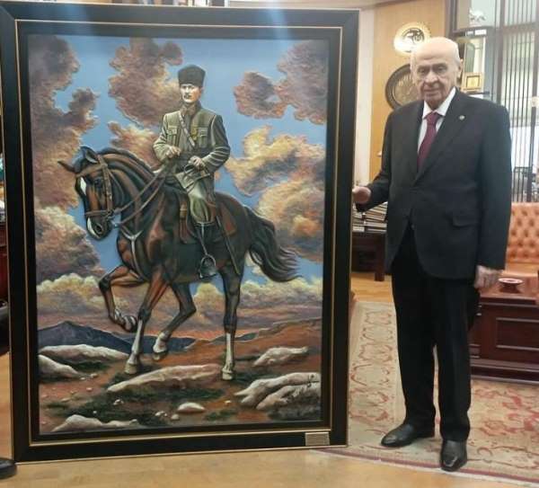 Yapımı 3 ay süren tablo, MHP lideri Bahçeli'nin makamında