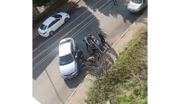 Kendisini bıçaklayan eski kocasını mahallelinin elinden aldı: 'O benim çocuklarımın babası'