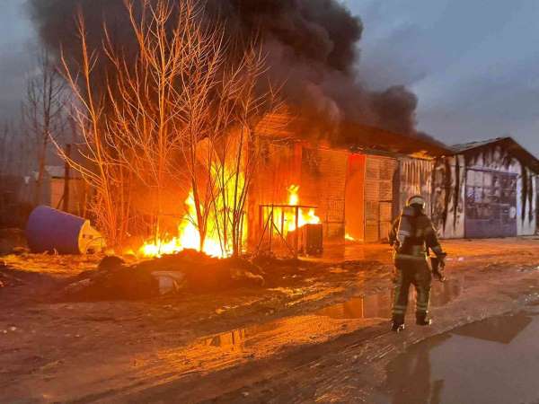 Atık yağ fabrikası alevlere teslim oldu, peş peşe patlamalar korkuttu