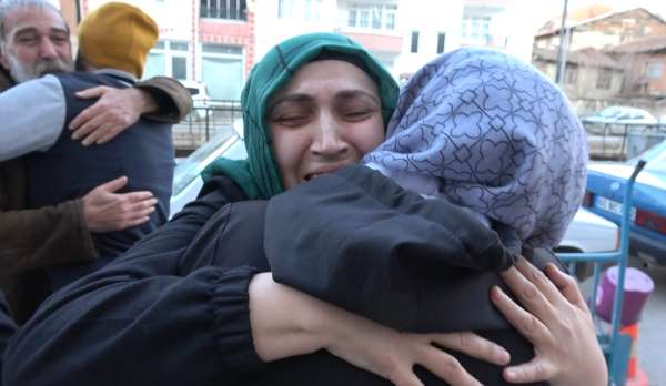 Ukrayna'dan Türkiye'ye tahliye edilen anne ve çocukları ailesine kavuştu, gözyaşları sel oldu