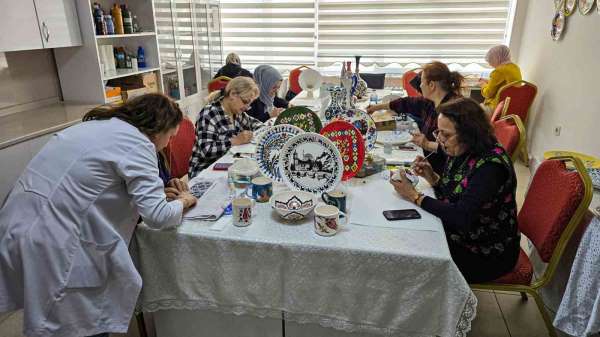 Tokat'ta kadınlar çini sanatıyla hem hobi hem meslek ediniyor