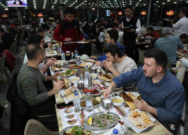 Adana'da ilk iftarda kebapçılar doldu taştı