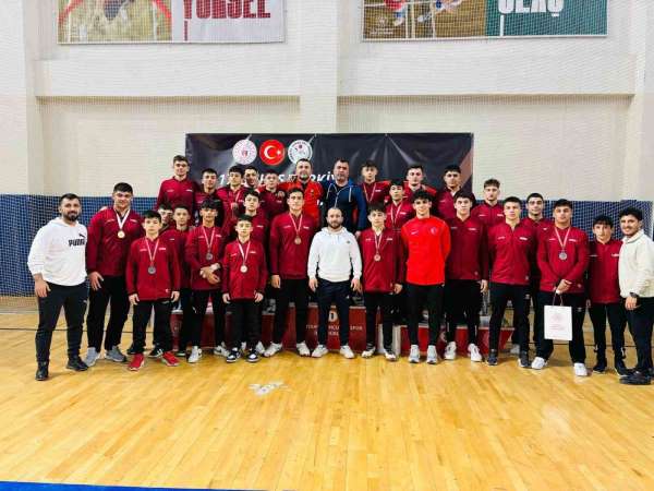Manisalı güreşçiler Kütahya'dan 15 madalya ile döndü