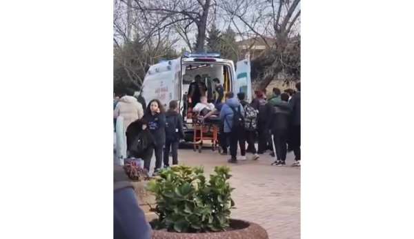 Okulunun önünde öğrenciyi bıçakladılar