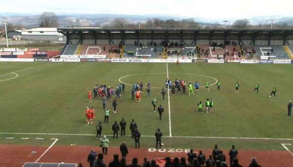 Düzcespor - Sebat Gençlikspor maçı sonrası saha karıştı