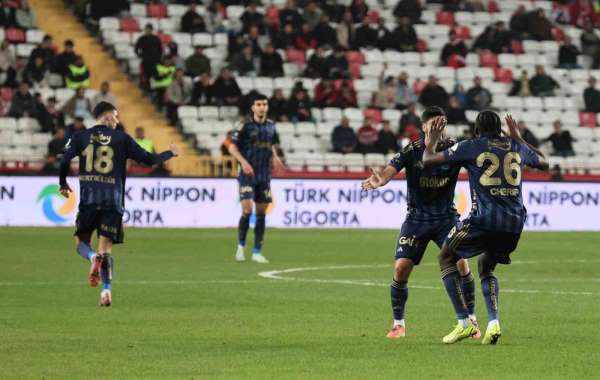 Fenerbahçe, 3. kez 2-0 geriye düştüğü maçta puan aldı