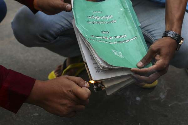 Myanmar'da darbe karşıtları ordunun hazırladığı 2008 anayasasını yaktı