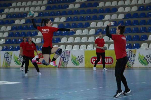A Milli Kadın Hentbol Takımı, Rize'de oynayacağı Karadağ maçına hazırlanıyor