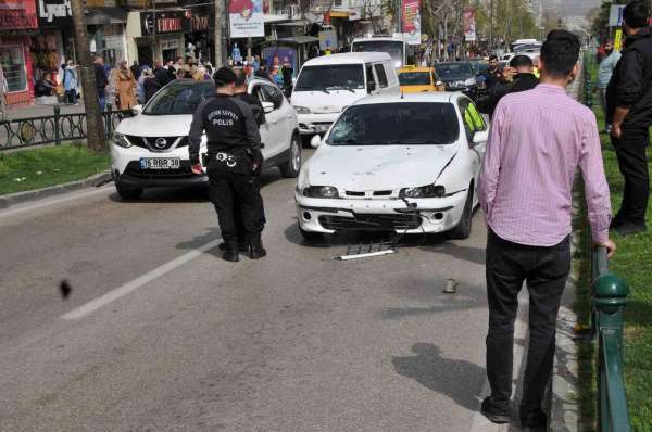 Bursa'da yaya geçidinde feci kaza: Anne hayatını kaybetti, çocukları yaralandı