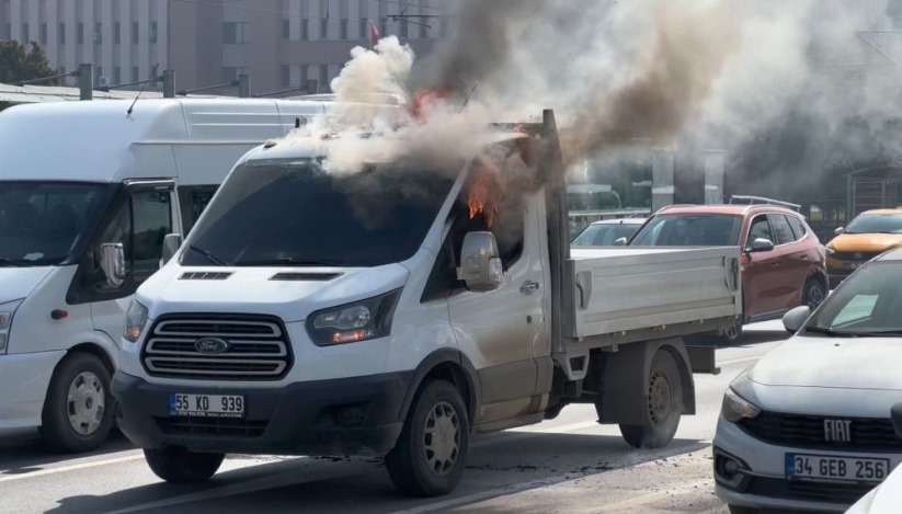 Samsun'da kamyonet yol ortasında alev alev yandı: O anlar anbean kamerada