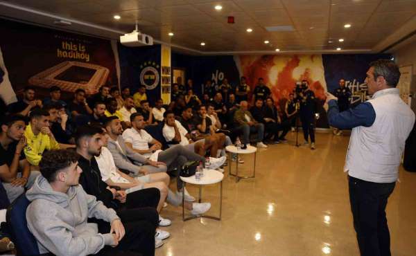 Fenerbahçe'de Başkan Ali Koç ve yönetim kurulu, futbol takımıyla bir araya geldi