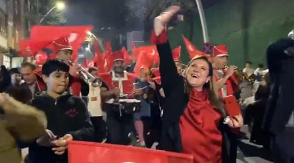 İstanbul'da seçimi kazanan kadın muhtara bando eşliğinde kutlama
