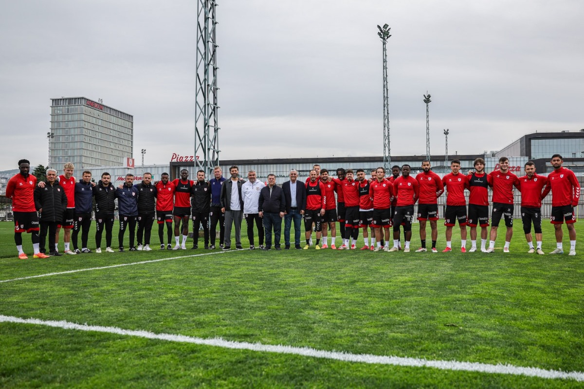 Yönetim, Futbolcularla Bayramlaştı