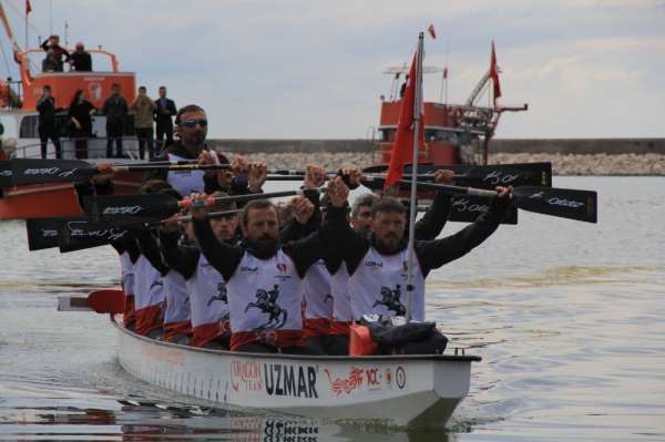 Türk bayrağını deniz yoluyla Samsun'a taşıyan Dragon Botu, Kastamonu'ya ulaştı