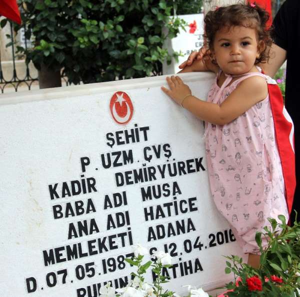 5 yaşındaki şehit kızı babasının doğum gününü kutladı
